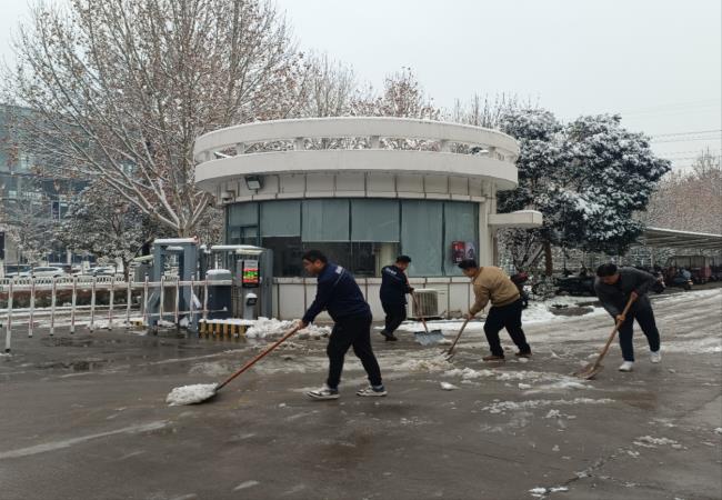 掃雪除冰我先行，冰雪更映黨旗紅